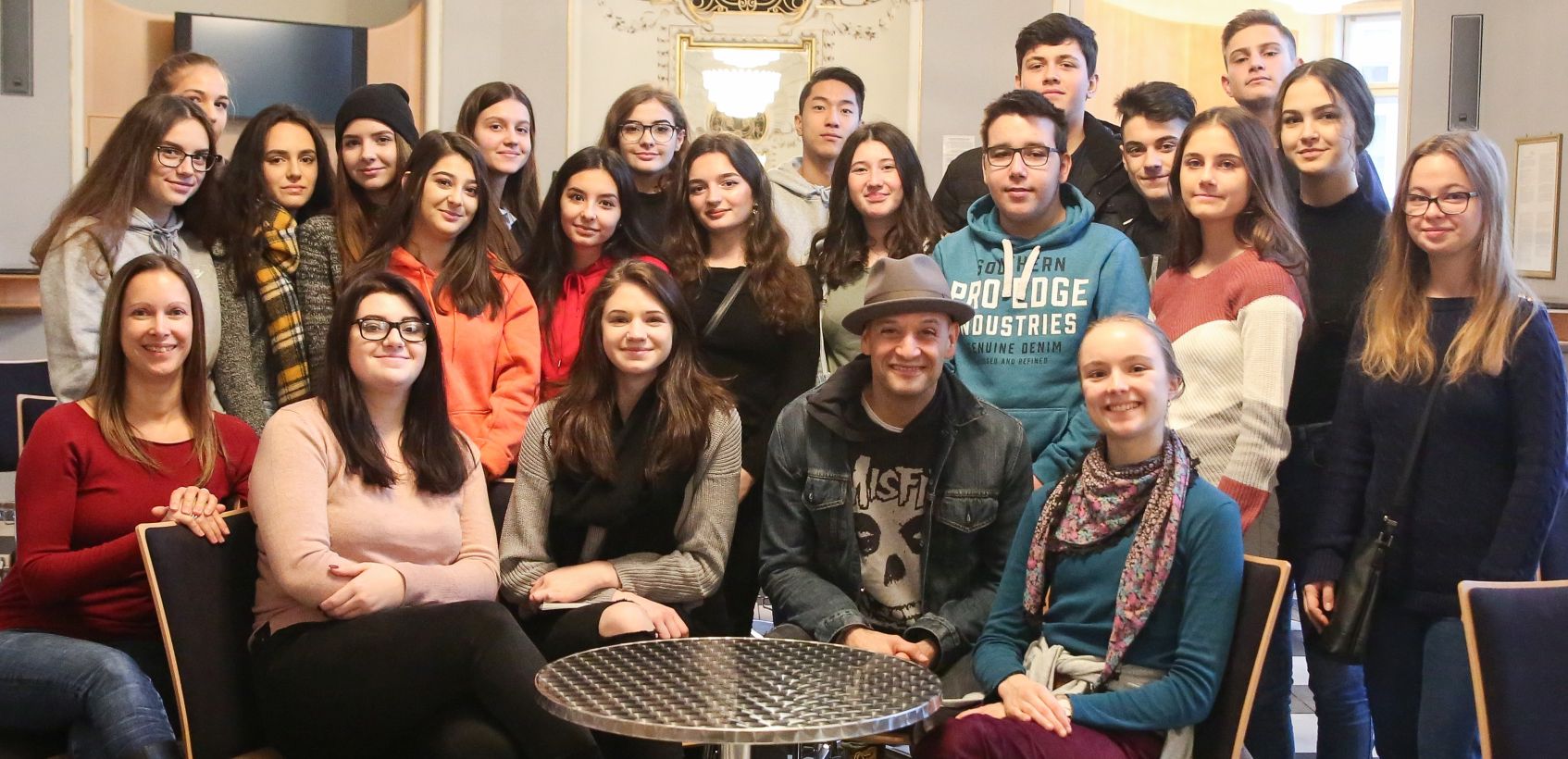 Drew Sarich mit Schülerinnen und Schülern der 2ck (Fotocredit: Palffy/Volksoper Wien)